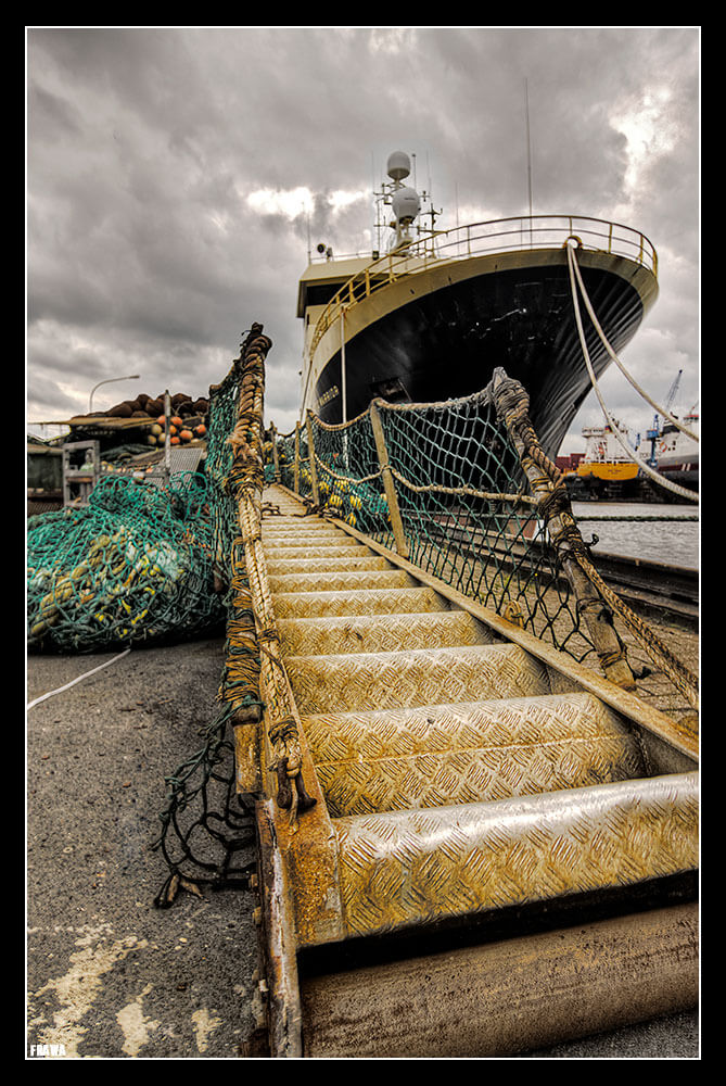 Fischtrawler und Netze