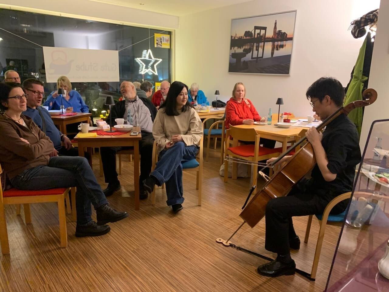 Ein klassischer Künstler spielt Chello an einem gemütlichen Abend im Pop-Up-Store